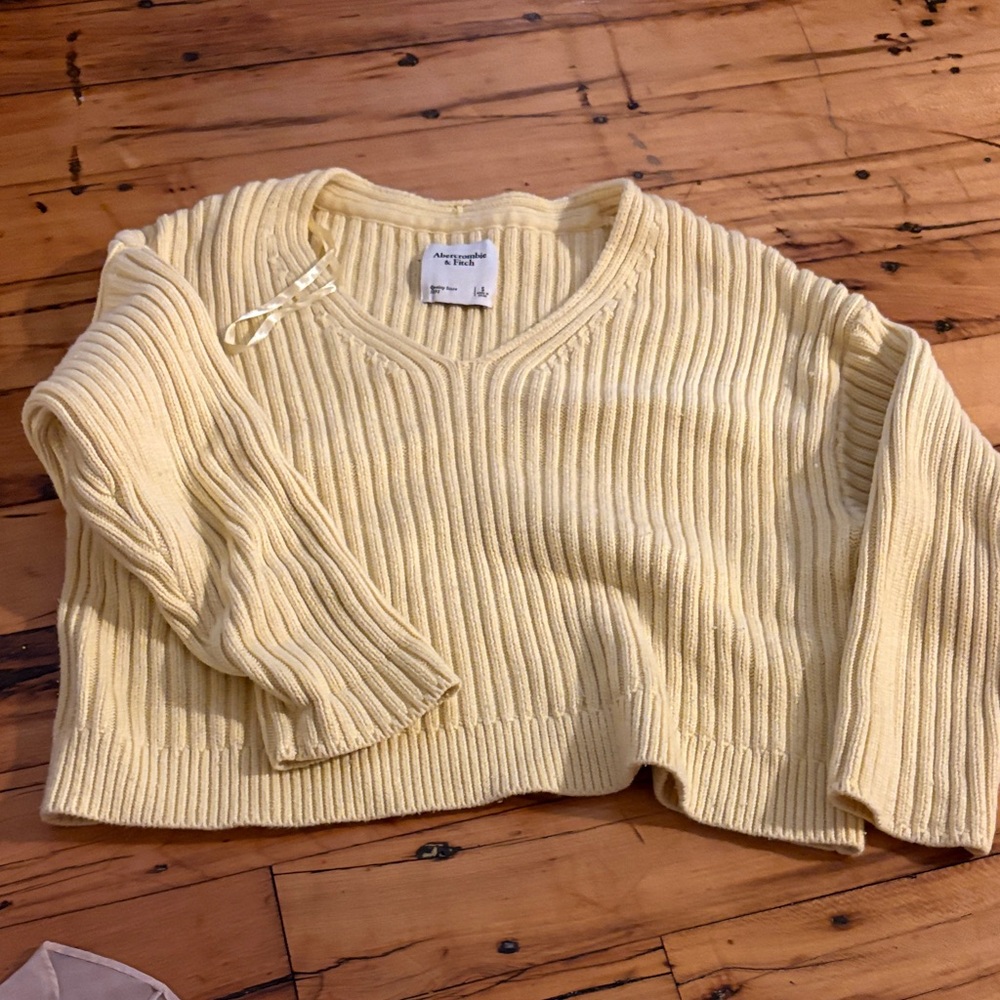 Abercrombie  Light Yellow V-Neck Ribbed Sweater